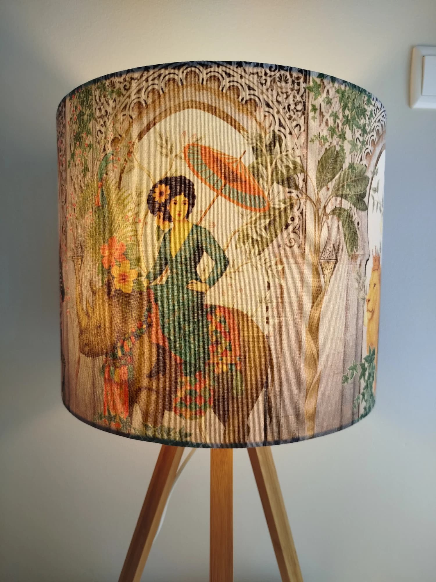 Colonial-style lampshade