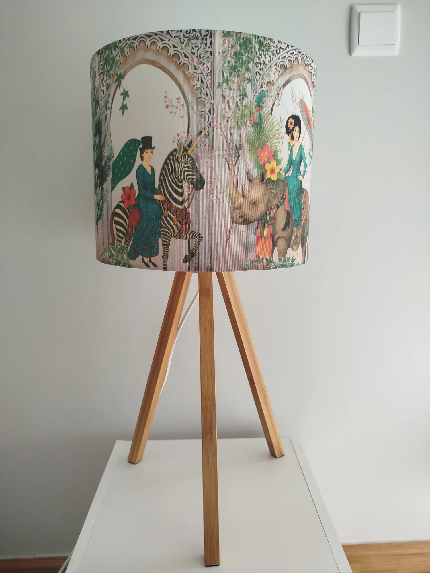 Colonial-style lampshade