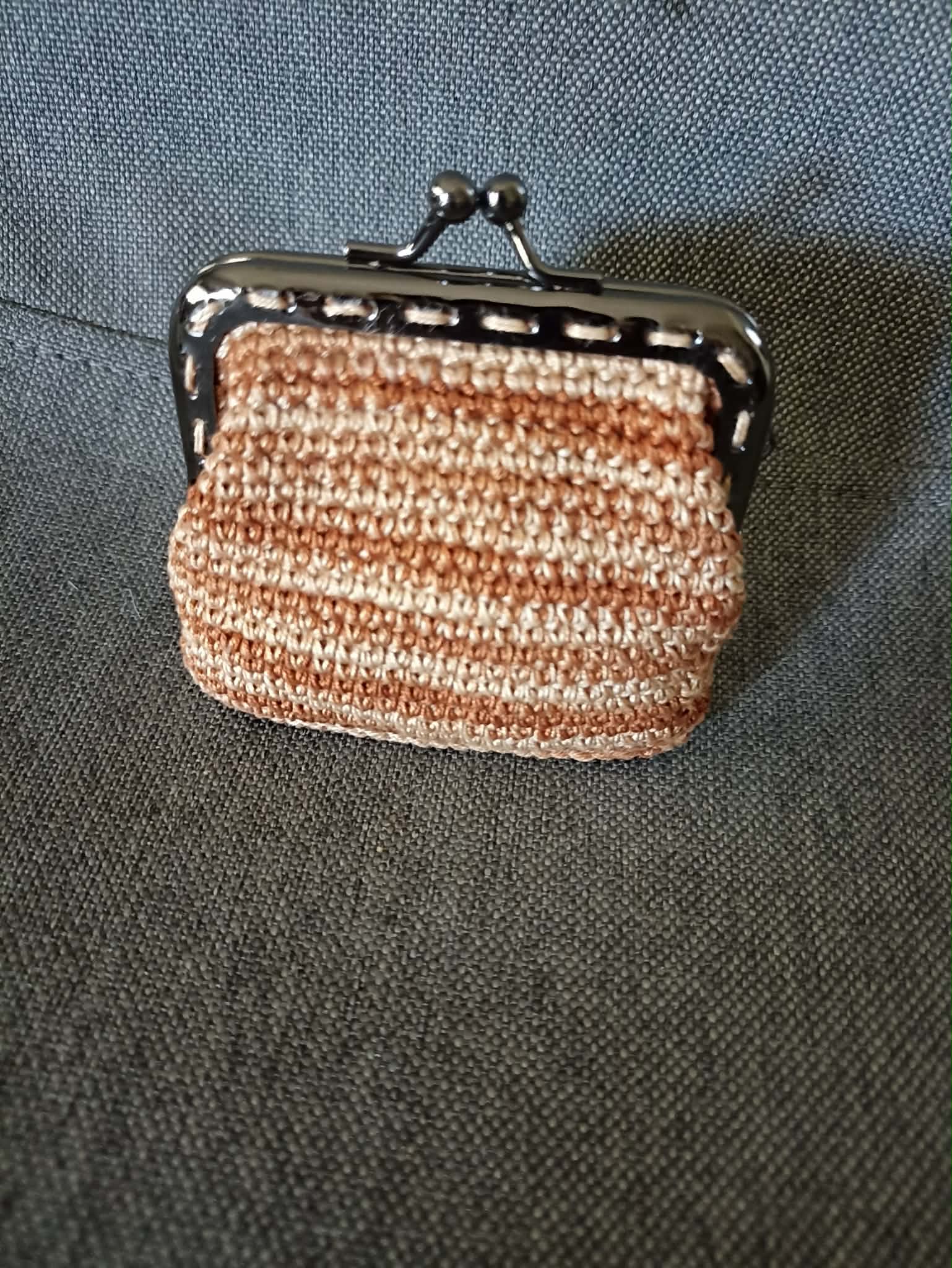 Porta-moedas em croché com fecho metálico, creme e castanho