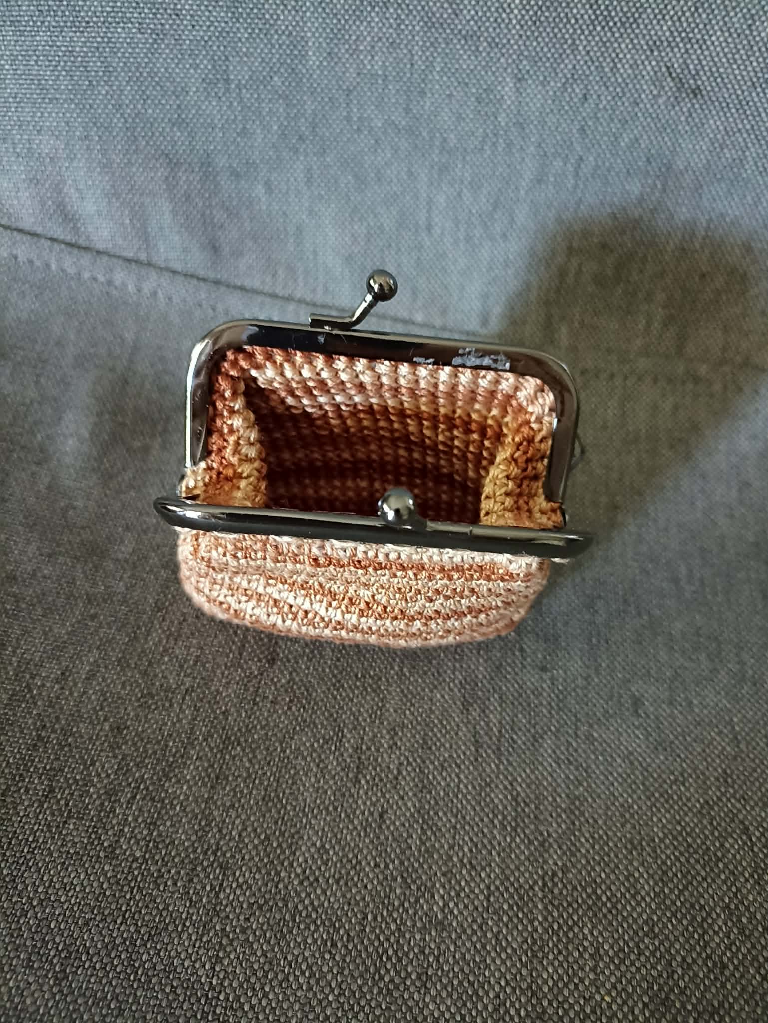 Porta-moedas em croché com fecho metálico, creme e castanho (2)