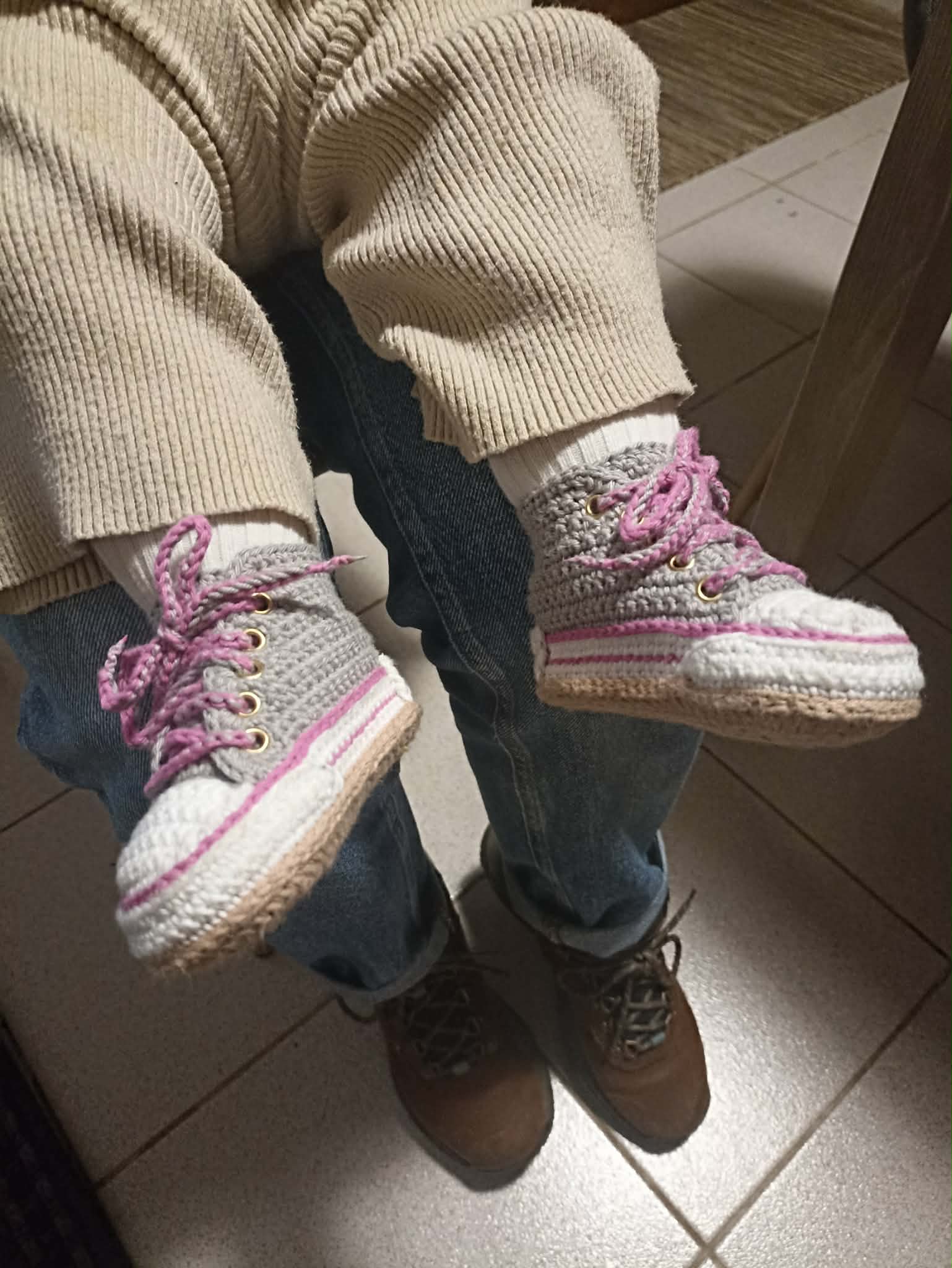 Baby crochet booties, high-cut, with pink laces and a beige sole. (3)