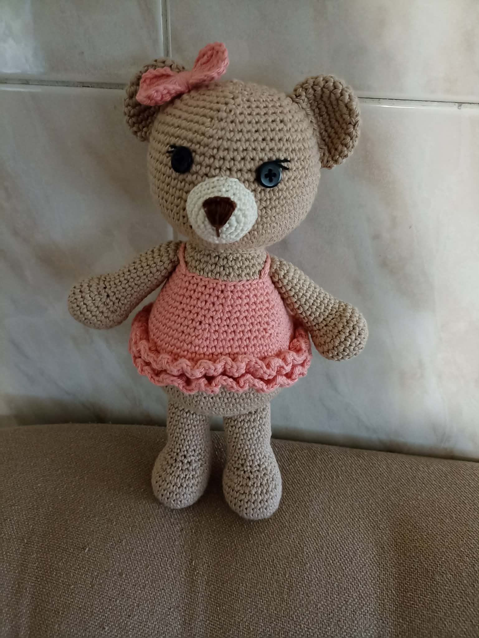 Urso amigurumi em croché com vestido e laço rosa