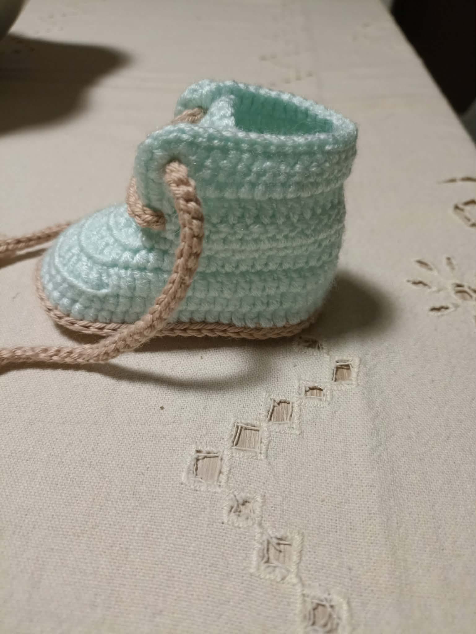 Botinha de bebé em croché azul-claro com atacadores creme (2)
