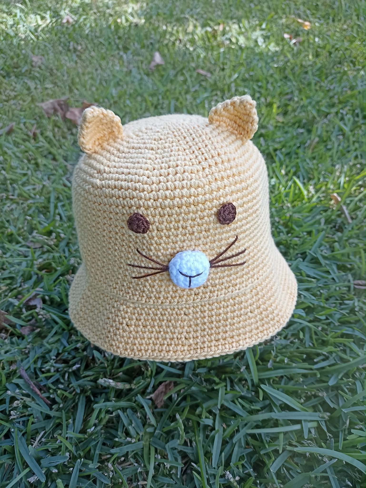 Chapéu infantil em croché com carinha de gato