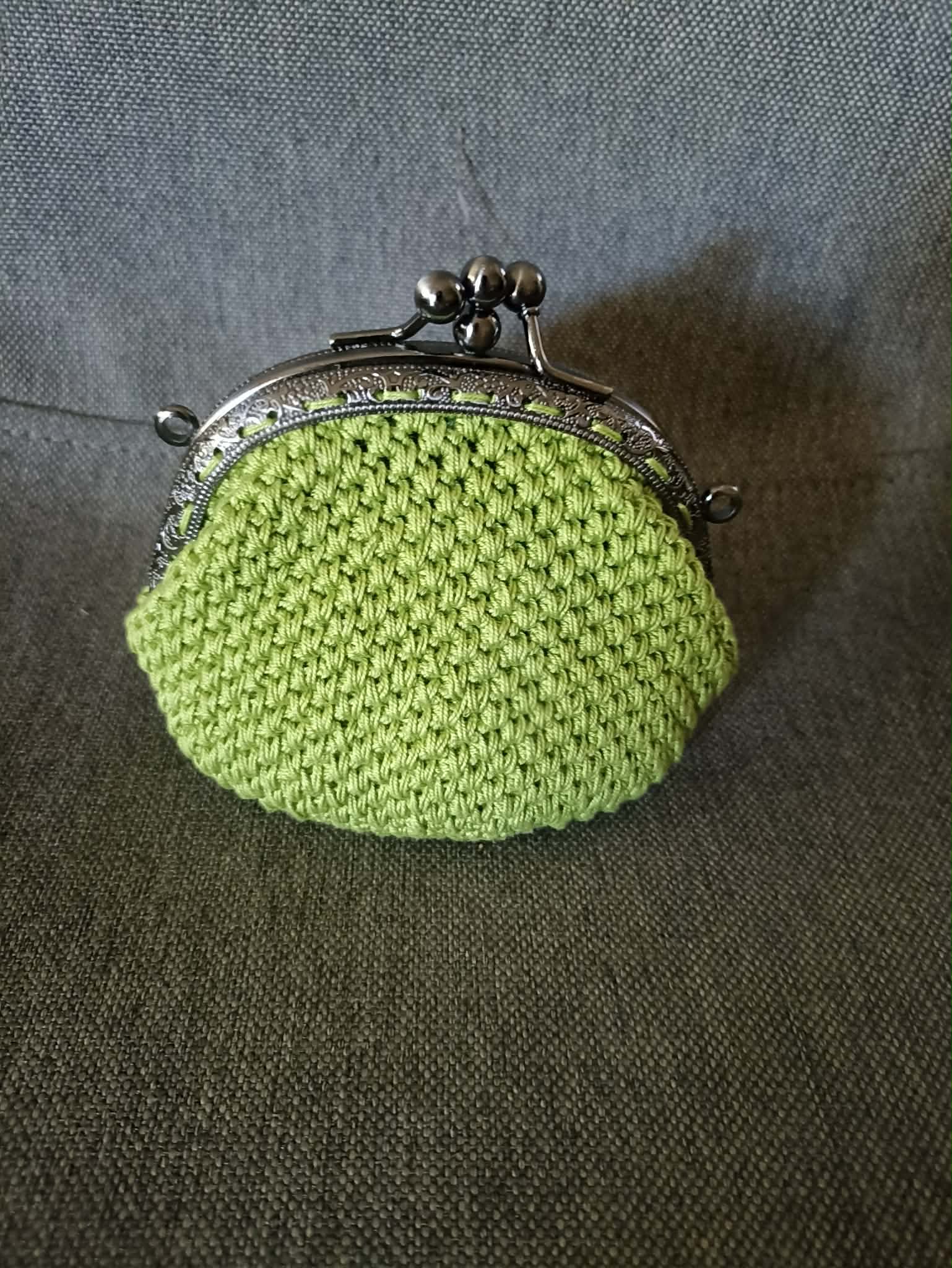 Porta-moedas em croché verde com fecho metálico