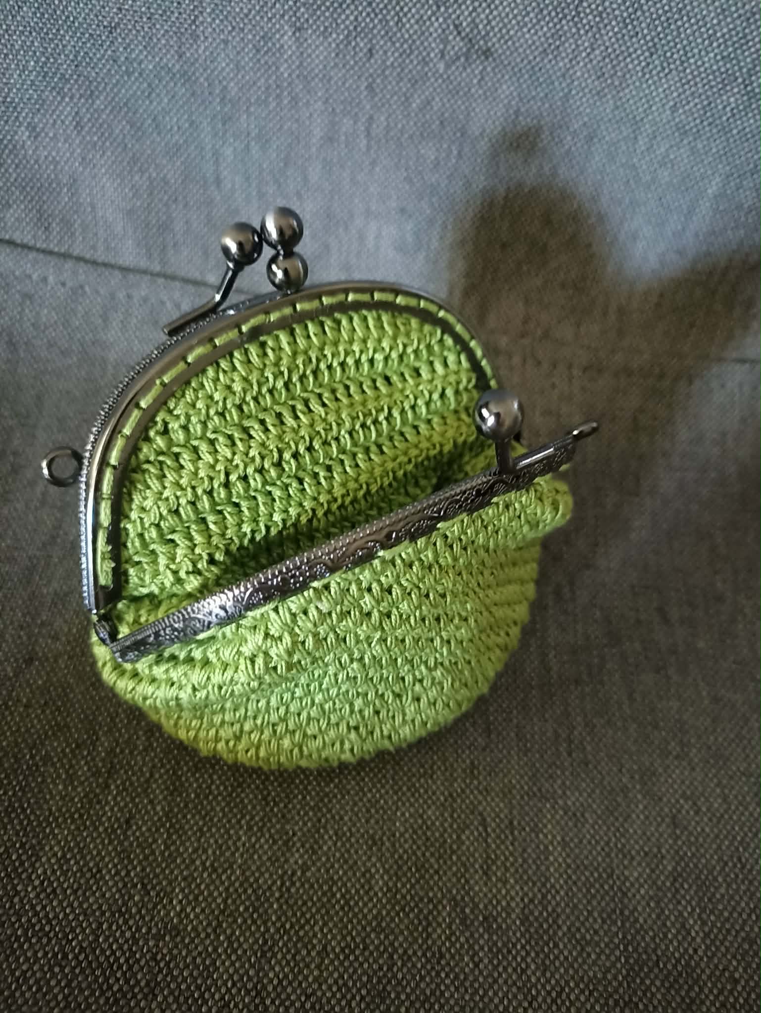 Porta-moedas em croché verde com fecho metálico (2)