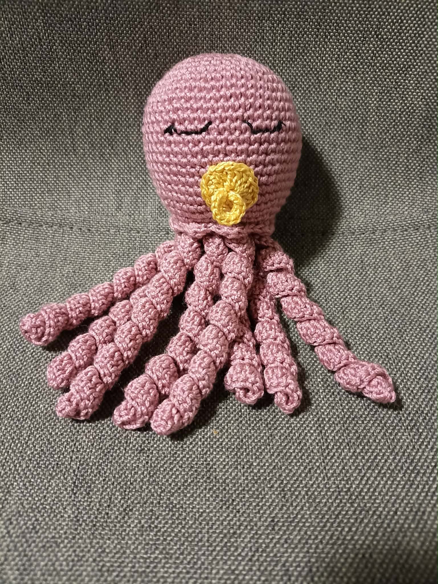 Polvinho amigurumi em croché rosa com chucha
