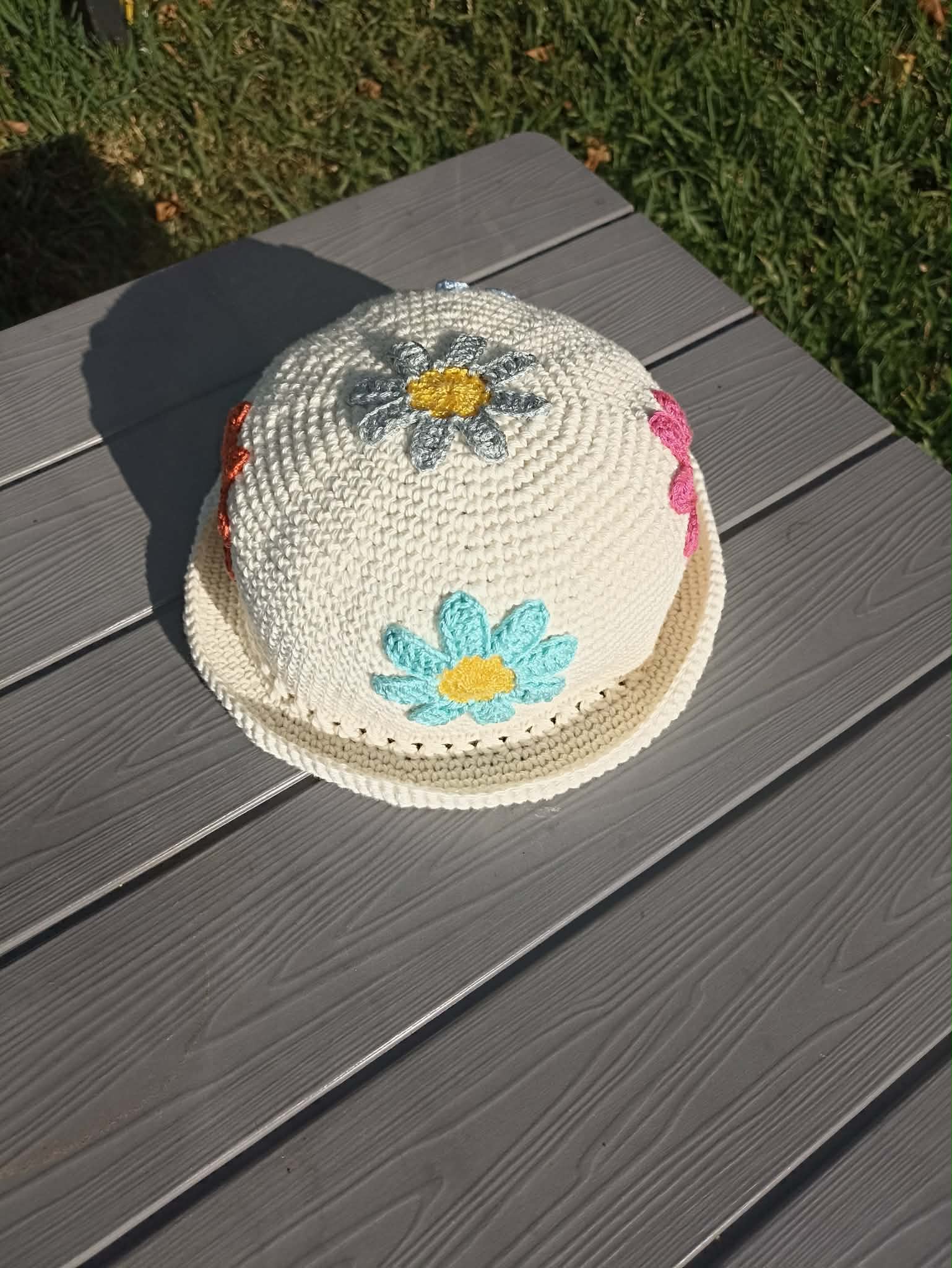 Chapéu em croché com flores bordadas