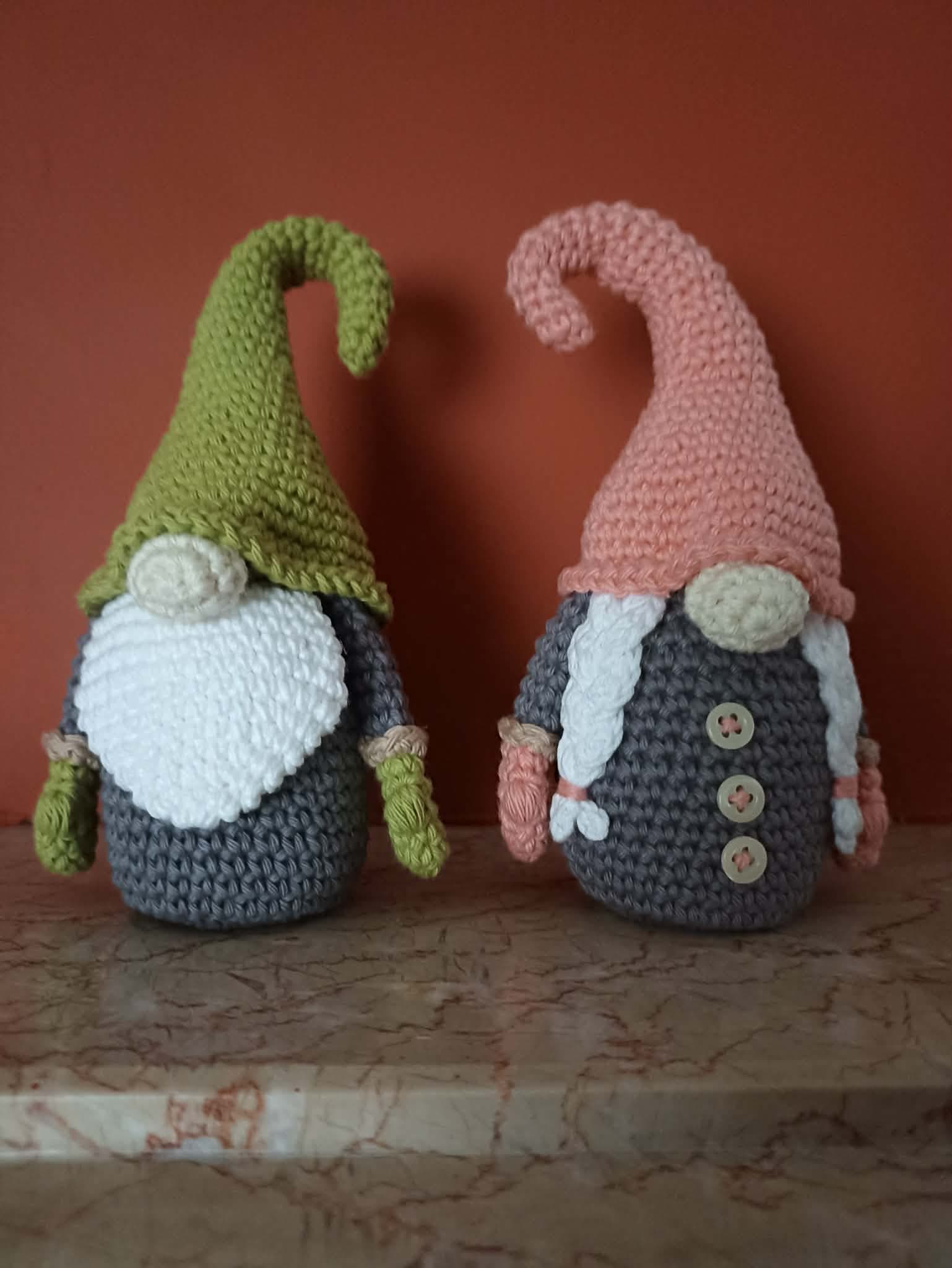 Dois gnomos de Natal em croché para decoração artesanal