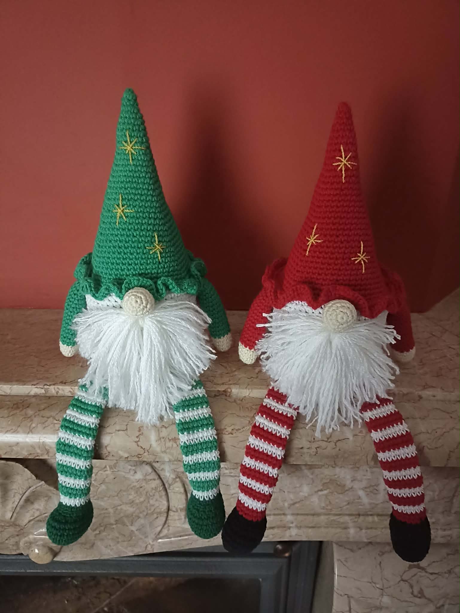 2 duendes de Natal em croché para decoração natalícia