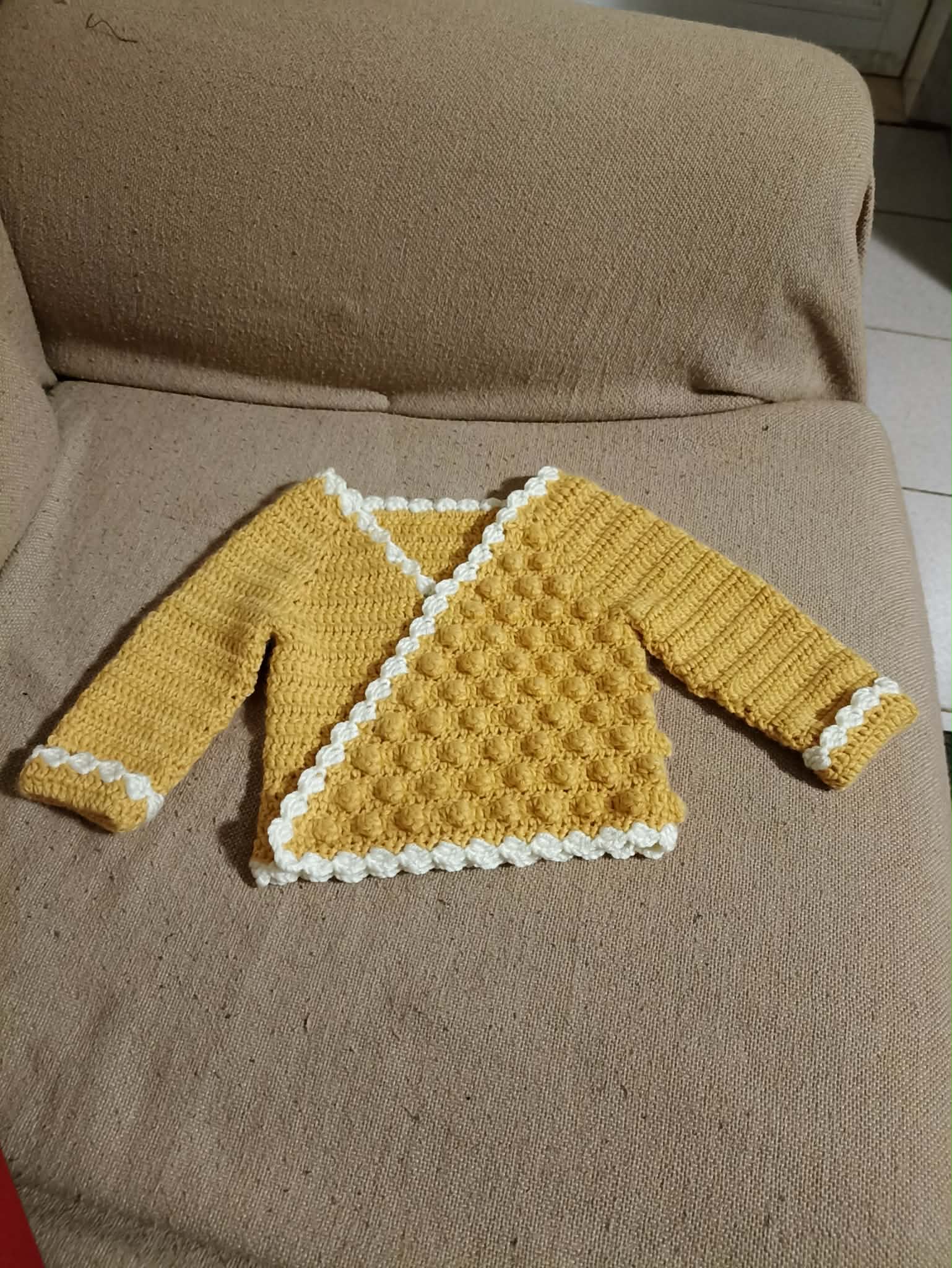 Casaquinho amarelo mostarda em croché para bebé
